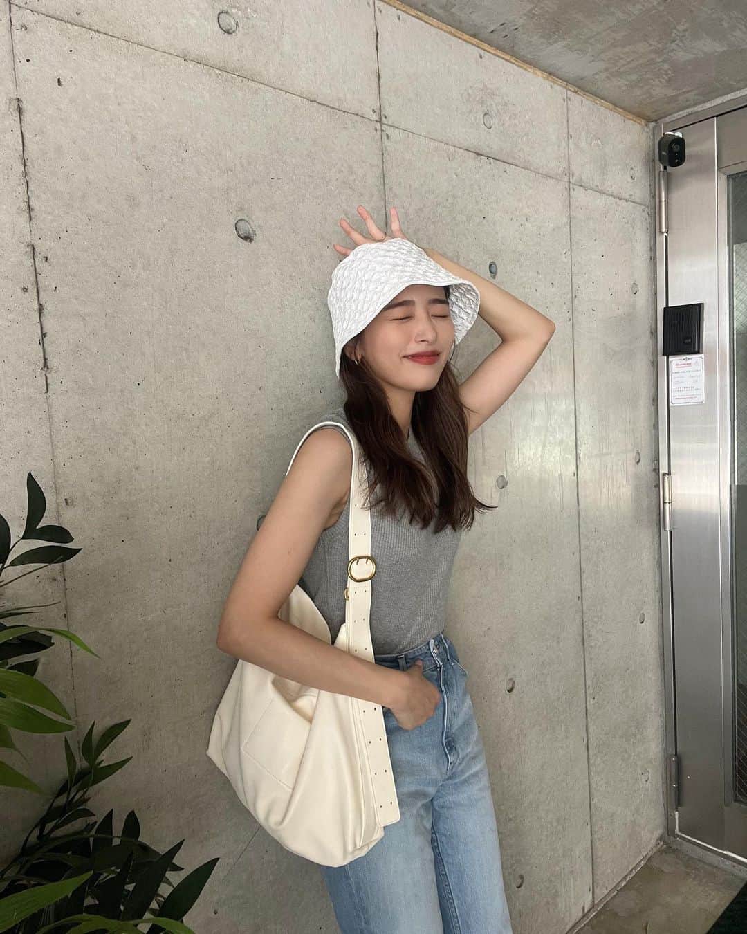 近藤千尋のインスタグラム：「あっつい、、、！！！笑☀️🌈 みんな、だいじょぶー？😵💦  暑すぎて変なポージングになったよ。笑 さて、早く終わったので 夕飯作りに帰りまっせー🤍🤍🤍  今日ZOO-1グランプリみてね💕」