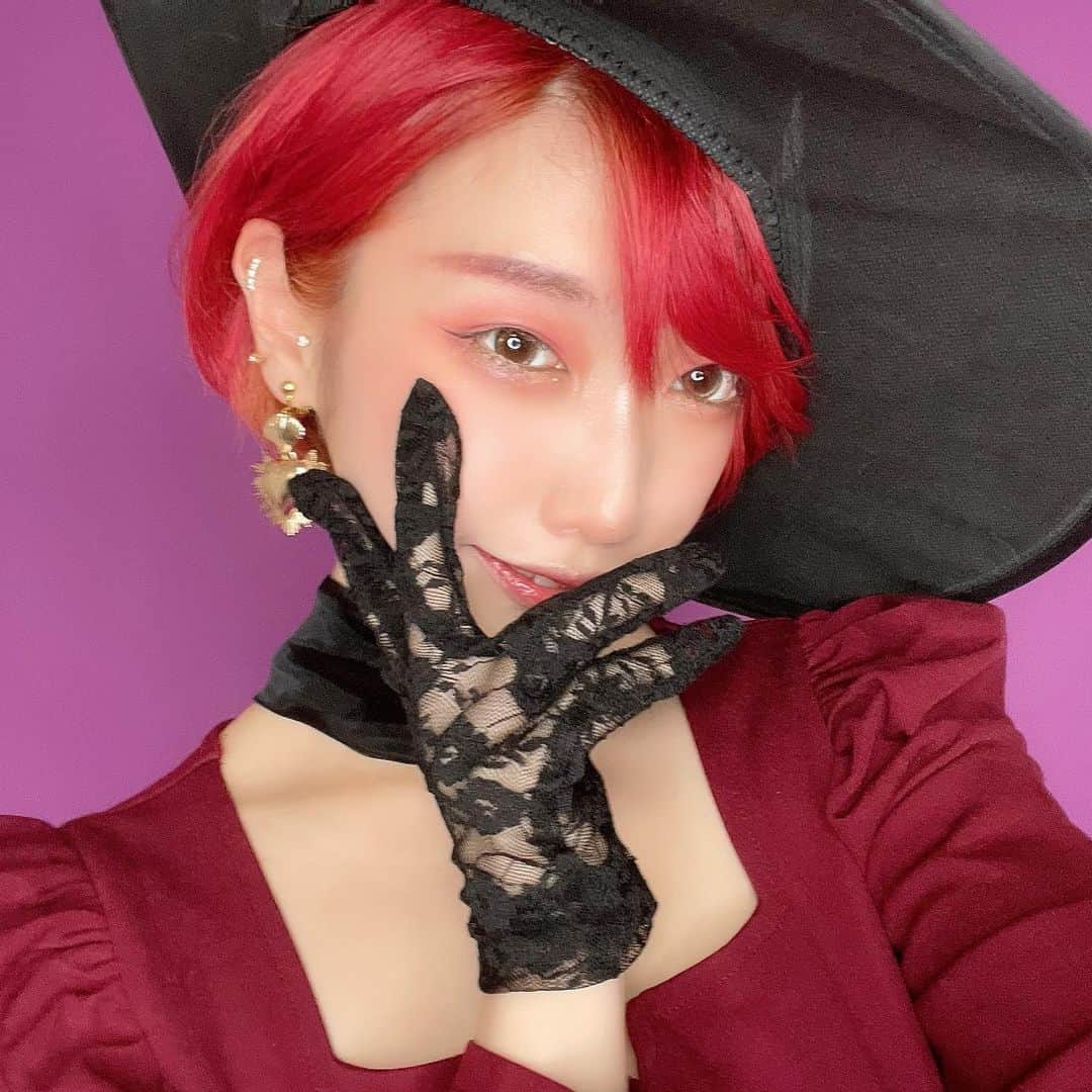夏日凜子のインスタグラム：「あんまりインスタで舞台の話はしないんですが、8月に愛してやまない団体 #プロジェクトリコロ の公演があるので、少しだけ！  全員ビジュアル出揃いましたー！！ 良い女しかおらん！という自慢です🫶  3枚目～タペストリービジュアルの集めたやつ❣️❣️❣️❣️ 魔法使いのお話ですが、私は先生役です！真っ赤♥️♥️♥️ ちょーーーーたのしみ！！！！！！ フライヤーできたらまた載せます❣️❣️  #プロジェクトリコロ #舞台ライラック #actress #舞台 #女優 #ステージ #声優 #stage #モデル #model #演劇 #kawaii #魔法使い #story #witch  #リコロ大好きすぎる」