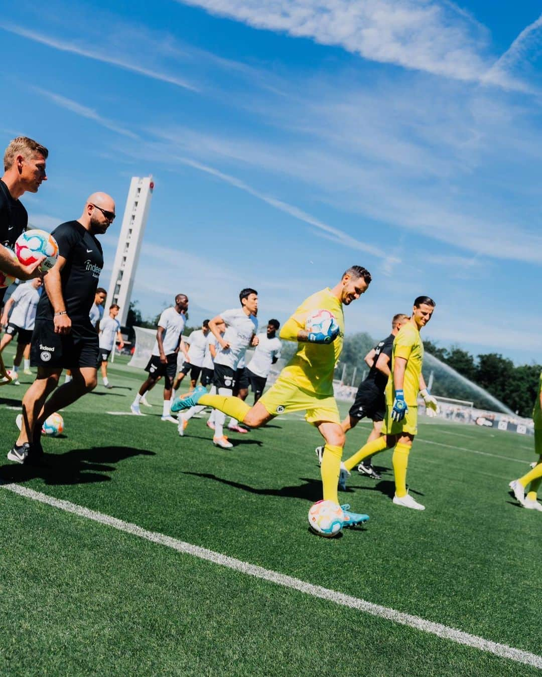 イェンス・グラールのインスタグラム：「Endlich wieder kicken ⚽️ 🦅」