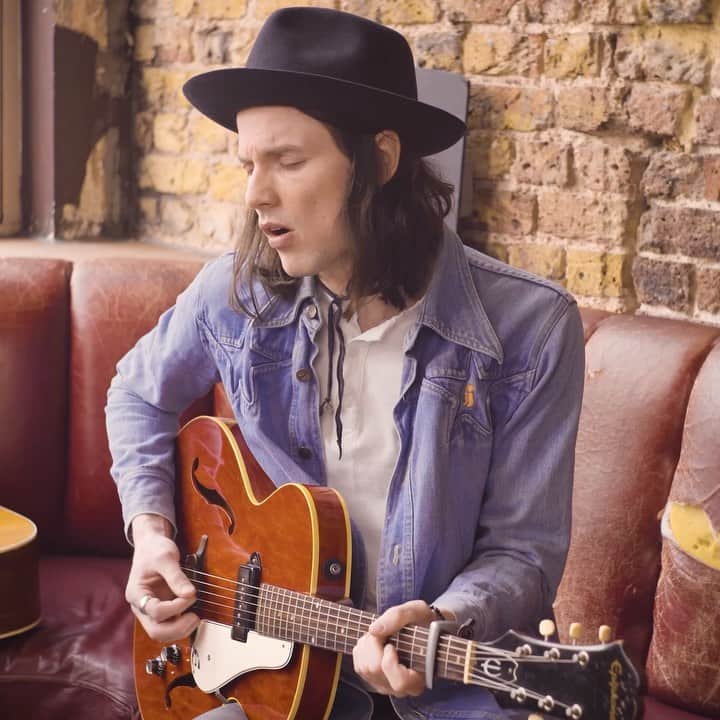 のインスタグラム：「Everybody Needs Someone, live from Abbey Tavern, now on YouTube ♥️ thanks so much for all of your lovely comments on this song, so happy you love it. Can't wait for you to hear the rest of the album very soon x」