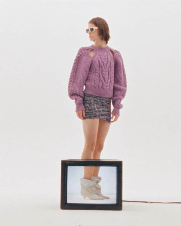 イザベルマランのインスタグラム：「Don’t look twice. Minimal and self-possessed, @danakatesmith is the face of the new #IsabelMarantFW22 Pre-Collection.   Video by @thibdg    #IsabelMarant」