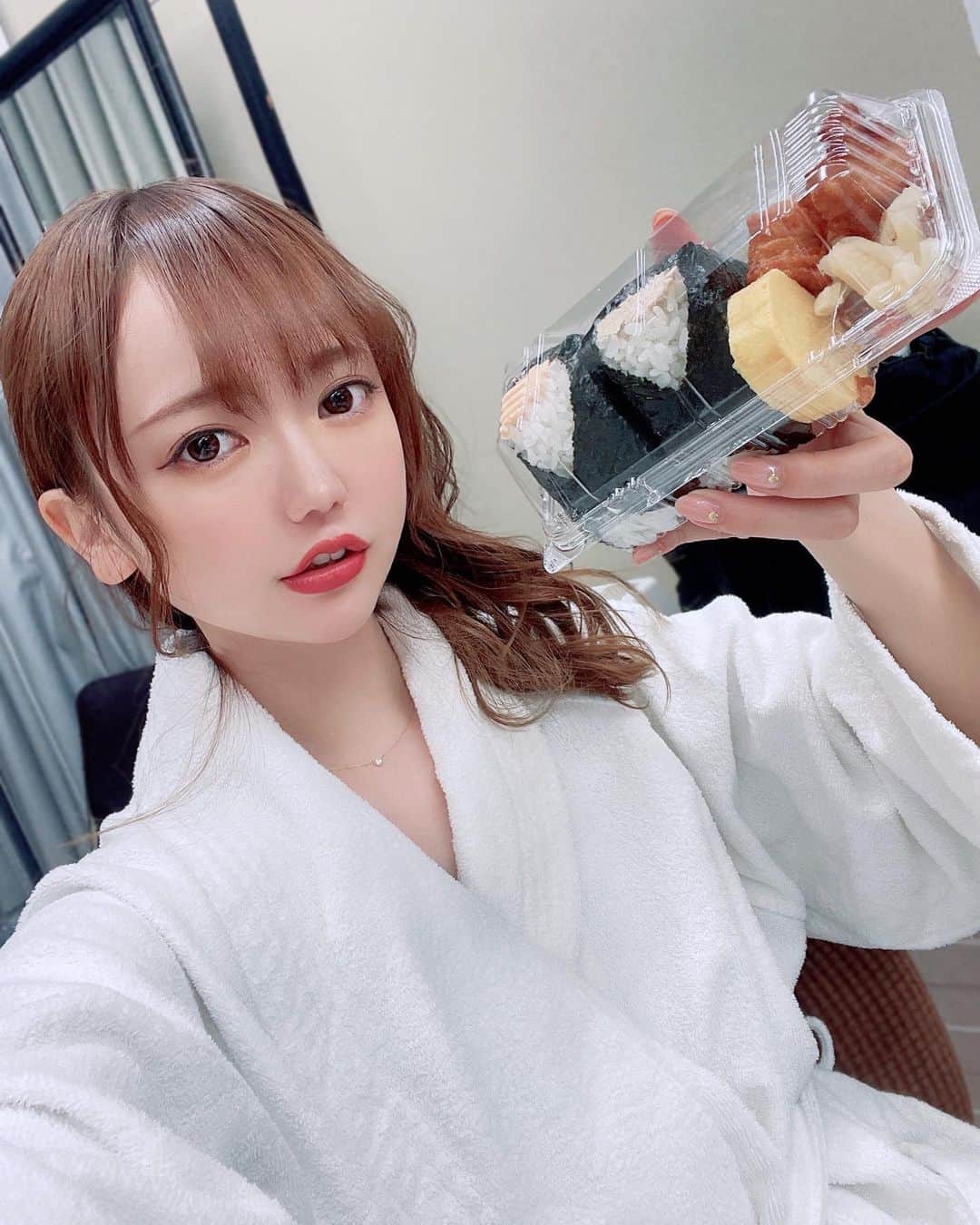 鎌田紘子のインスタグラム：「こっちに意味のないテキトーな自撮り載っけてますが、本垢これです→ @hirokokamata1212  よろしゅ。本垢は写真集作ってるつもりで投稿してます、」