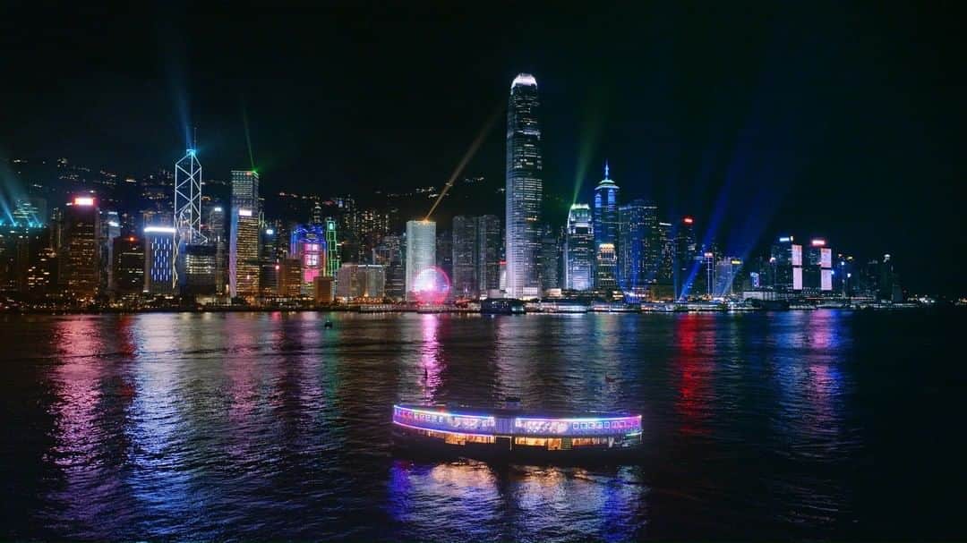 Discover Hong Kongのインスタグラム：「[Celebrating the establishment of the HKSAR — 'Hong Kong Harbour Fiesta’ is taking centre stage this July 🎉 ] To celebrate the 25th anniversary of the establishment of the HKSAR, an extraordinary multimedia light show ‘Hong Kong Harbour Fiesta’ will dazzle Hong Kong's Victoria Harbour every night from 1–31 July. ✨ Take a walk along the promenade from 8–8:10pm, and enjoy a brand new combination of synchronised lights and audio-visual magnificence from more than 50 participating buildings and landmarks. 🌃  【「維港光影匯演」七月璀璨登場慶回歸 🎉】 為慶祝香港特別行政區成立25周年，7月1至31日，維港會上演「維港光影匯演」，呈現耀眼動感嘅燈效！✨ 每晚8:00至8:10，你可以喺海濱欣賞由維港兩岸逾50幢大廈及地點發放嘅多元燈光，配合天星小輪嘅閃爍燈效同充滿活力嘅交響樂，感受賞心悅目嘅慶祝氣氛！🌃 大家記得準時去睇show喇！😍 #DiscoverHongKong #HKSAR25 #香港特區25周年 #香港回歸25周年」