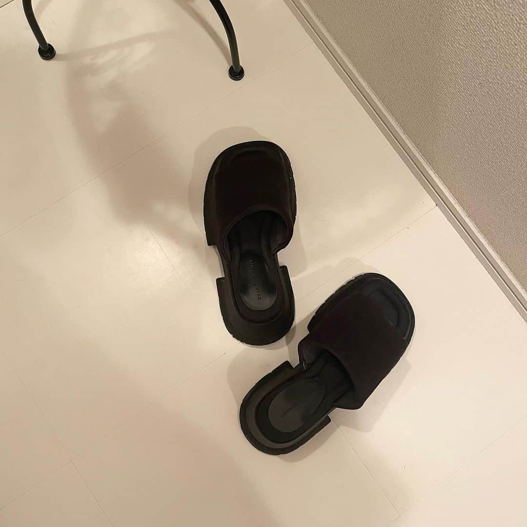 荻野由佳のインスタグラム：「最近こればっかり履いてる！！ 身長はとてもとてもーーー盛れて とても履き心地がいい まっくろシンプルお店で一目惚れ🖤👡🫧@charleskeith_jp」
