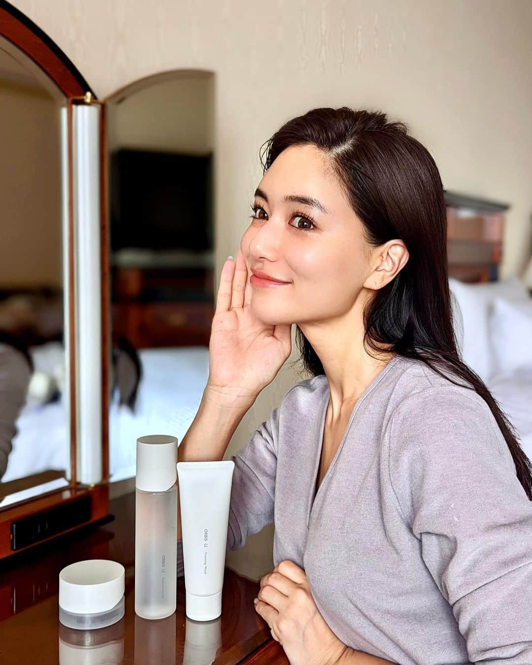 のインスタグラム：「こんばんは🫶 . 初期エイジングケア（＊年齢に応じたお手入れ）シリーズ、オルビスユーが機能をパワーアップして8/23に新しく生まれ変わり、新オルビスユーがスタート✨ . 肌の基礎体力（肌が本来持つうるおい機能のこと）に着目。 うるおいに満ちた、変化にゆらがない肌（明るく押しかえすような肌）へと導いて、乾燥、ハリ低下、乾燥によるくすみ、肌荒れなどの肌悩みにアプローチしてくれるよ🙆‍♀️ . わたし自身、体はきちんと基礎体力や筋力をつけるために毎週のパーソナルトレーニングに加えて最近ピラティスも始めたばかり🧘‍♀️体だけでなく肌もきちんと基礎体力を気にしたいなと思って、今月からお先に毎日使ってます🔥 . 3ステップ設計🙆‍♀️ ☑︎オルビスユー フォーミングウォッシュ 洗い上がりも潤いを感じる、”新ブースターウォッシュ”導入美容液要らずの洗顔料で泡もふわふわで気持ちすぎました！ . ☑︎オルビスユー エッセンスローション 進化系とろぱしゃローション！出てくる時はとろっとしてるけど肌につけると潤いが浸透(＊角層まで)して、その上にきちんと保湿膜も形成してくれるから潤いが長続きしてくれる気がする！ . ☑︎オルビスユー ジェルモイスチャライザー 水感ジェルクリームで従来のものよりよりクリームぽく！ベタつかず気持ちいいテクスチャでハリツヤ肌に💕 . リニューアルして医薬部外品になって肌荒れにもアプローチできるようになったよ！ 使用動画つけているのでぜひチェックしてみてね🫶 . #肌の基礎体力 #ORBIS #オルビス #ORBISU #オルビスユー #とろぱしゃ化粧水 #love_myself_with_orbisu #PR #スキンケア #エイジングケア #おすすめスキンケア #スキンケア動画 #洗顔 #化粧水 #保湿液 #クリーム #おすすめコスメ #美容 #美容好き #コスメレビュー #保湿 #乾燥対策 #肌ケア #新作コスメ #ベスコス #ベストコスメ」