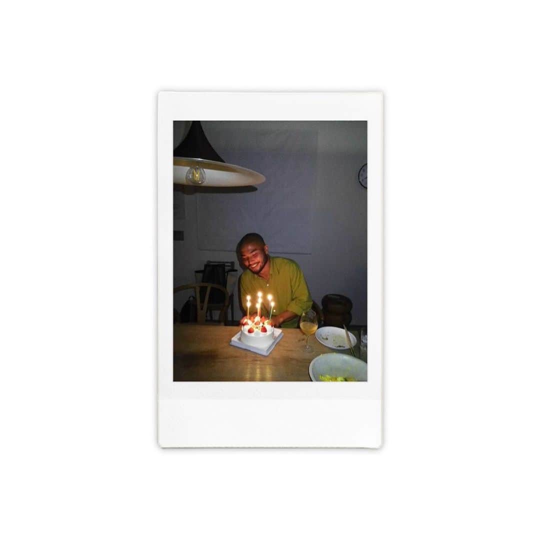安東輝のインスタグラム：「. 今日で27歳になりました！  目の前の小さな幸せを見逃さないように 地に足付けて生活していきたいです。  沢山のお祝いのメッセージありがとうございました！  #birthday #instaxminievo」
