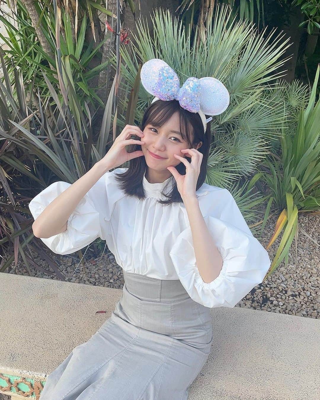 杉浦みずきのインスタグラム：「. 25歳がするポーズじゃないですが🫢 耳つけたら5歳は若返るよね〜笑笑  久しぶりの夢の国🏰✨💓  #ディズニーシー #ディズニー #夢の国 #ディズニーコーデ #ディズニーカチューシャ」