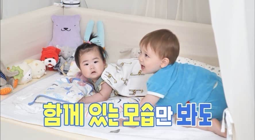 のインスタグラム：「너무 예쁜 내 천사들👶🏻❤️ 젠&태린 남매-   이번 주 금요일 밤 10시 10분에 만나요- 이몽들👋  #KBS #슈퍼맨이돌아왔다 #태린life」