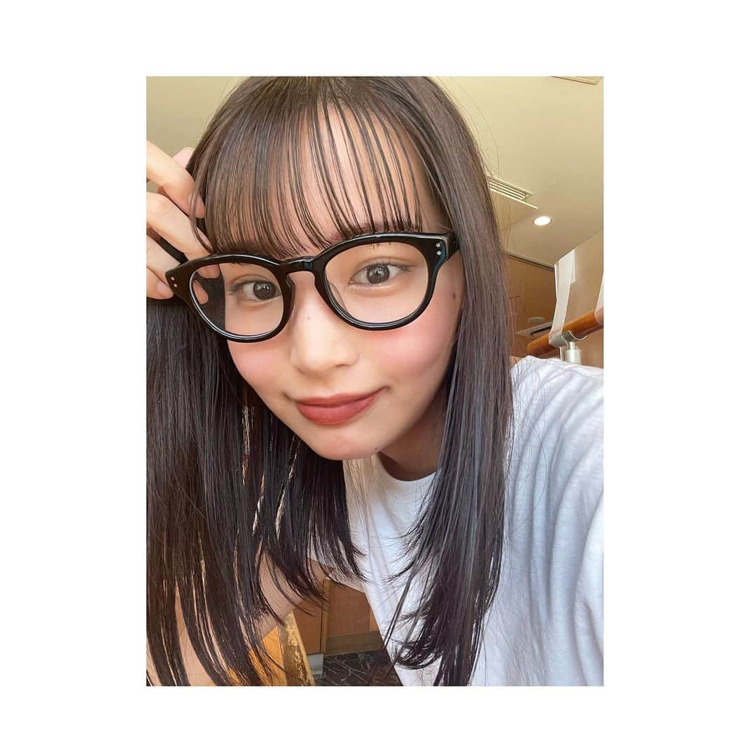 久保乃々花さんのインスタグラム写真 - (久保乃々花Instagram)「🤓。  暑くてほっぺ真っ赤です笑  火照りやすくて困っちゃうこの時期  ちょっと前に @aki__artmake さんに眉毛アートしていただきました。ずっと気になってたので嬉しい！  ありがとうございました🕊  #メガネ女子 #黒縁メガネ #ロブ #ストレートヘア」6月28日 20時06分 - kubononoka__gram