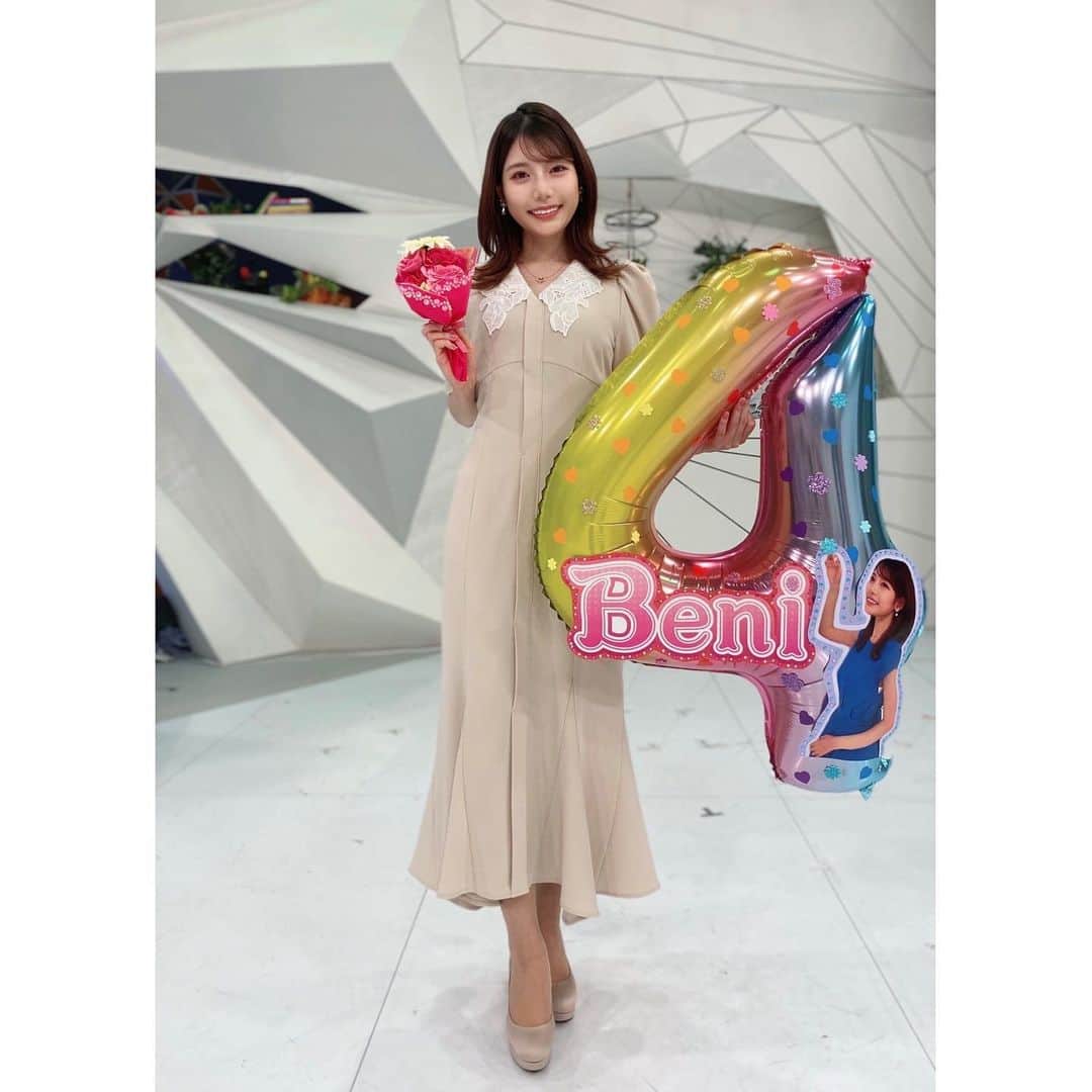 竹俣紅のインスタグラム：「🎈 先日、生放送終了後にお祝いしていただきました。 ⁡ あれ、４歳？！ ⁡ ……猛ダッシュで２を持ってきてくださるスタッフさん💨 ⁡ 完成〜！！ ありがとうございました☺️ ⁡ これからも『めざまし8』をよろしくお願いします！ ⁡ #めざまし8」