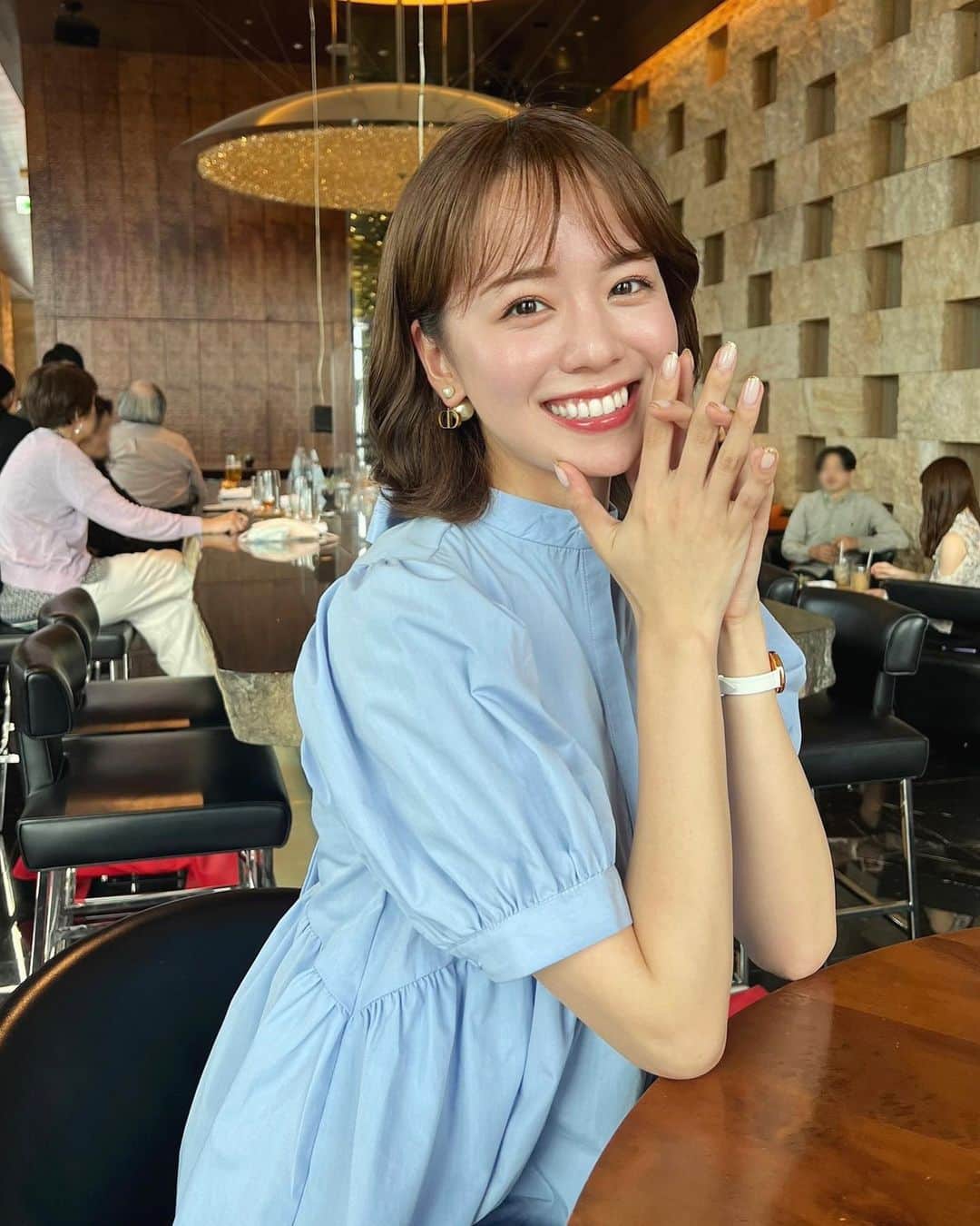 のインスタグラム：「カフェ女子会☕️ 2時間ノンストップで喋り続けた🤣  大阪のインターコンチネンタルの上階にあるBAR、 土日だとカフェとして予約できたからオススメ🙆‍♀️  最近梅田付近のカフェ混みすぎて全然入れないから助かった😂🍰  ケーキも美味しかったー🥰  トップスは最近お気に入りの @basement_online 。安いのに生地しっかりしててカワイイ😍」