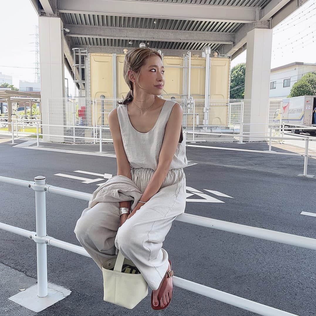 #kayoのインスタグラム：「.  リネンと白目とカンガルー🦘  トップス/パンツ/  #canaljean  バッグ　　#chiiiibag  サンダル　#maisonmargiela   #シンプルコーデ」