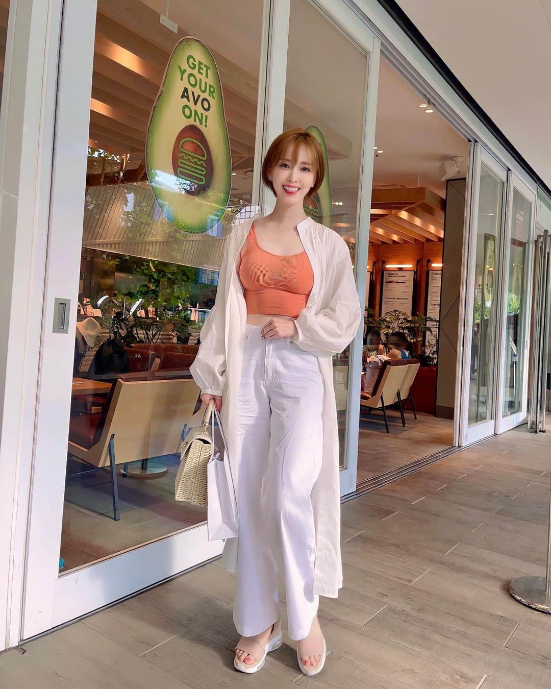 瀬戸早妃のインスタグラム：「暑い日が続きますね〜❤️‍🔥  まだまだコロナもだし熱中症も心配...🌈 水分と塩分補給を忘れずにね☀️✨  皆んなに良いことがいっぱいありますように🥰  #お気に入りトップス #スポーティファッション #お腹ひえた #🍊」