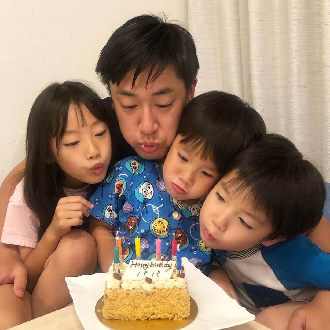 鷲尾春果のインスタグラム：「Happy Birthday🎂✨ 疲れ切って眠りかけていたパパを叩き起こしてのお誕生日会！ ますますかっこ良く、味のあるパパになってくれることを期待しています❤️  そんなパパが、weiboを始めました。 どうぞ、よろしくお願い致します☺️  #誕生日#happybirthday #36歳 #3きょうだい#👧🏻👦🏻👦🏻#子育て#パパ #辻岡義堂 #weibo 始めました」