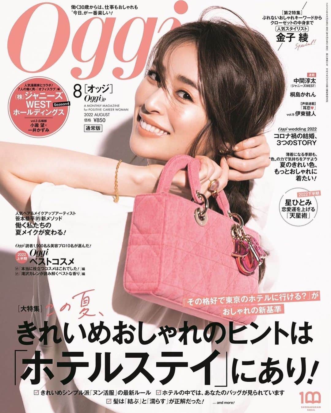 泉里香のインスタグラム：「Oggi 8月号発売です💓‼︎ ボリュームのあるトップスにピンクのバッグ 夏もきれい色を纏って楽しみたいと思います🍧  ぜひ🫶  #oggi#fashion#summer @oggi_mag」