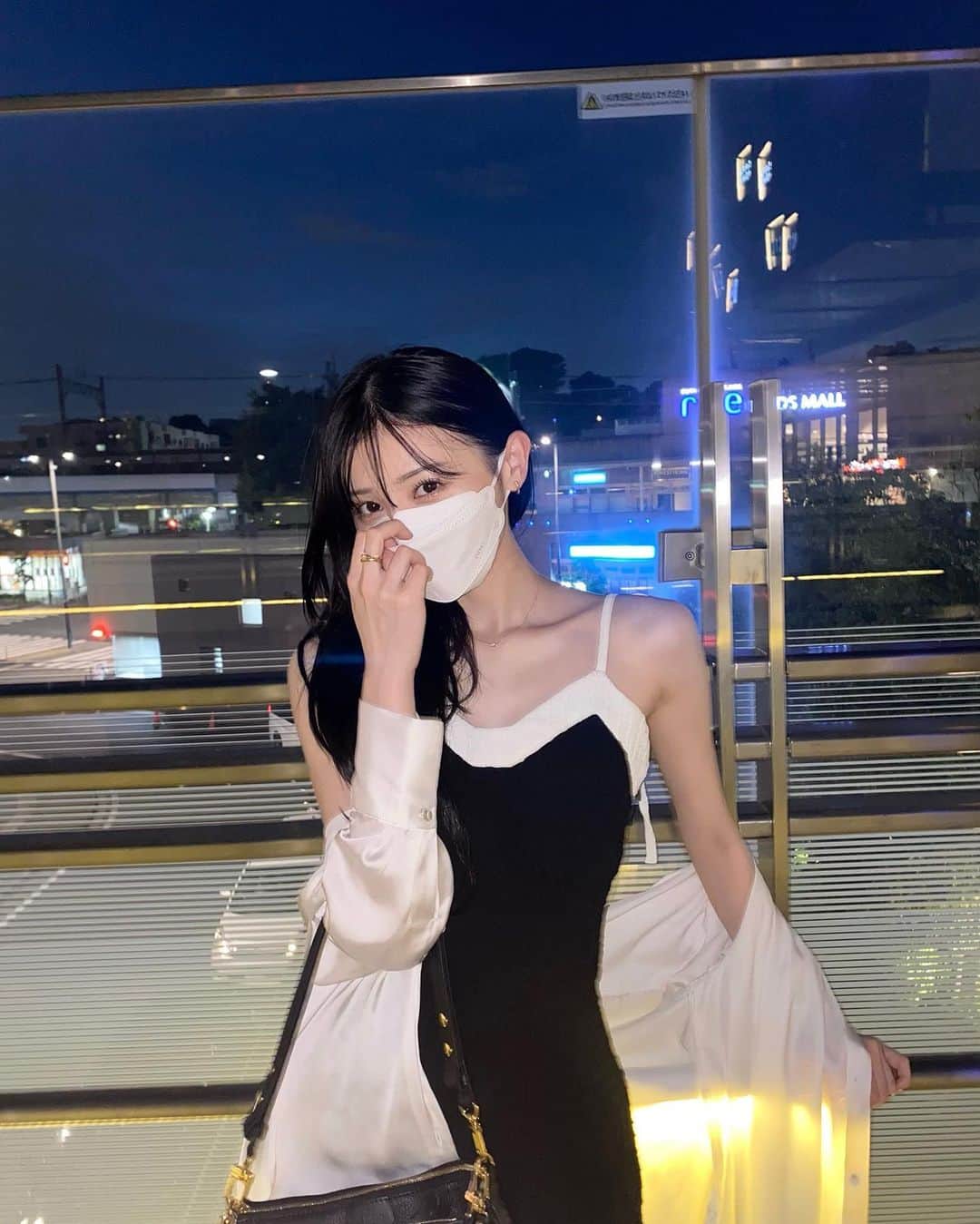 吉井美優のインスタグラム：「🤳🏻✌🏻🖤」