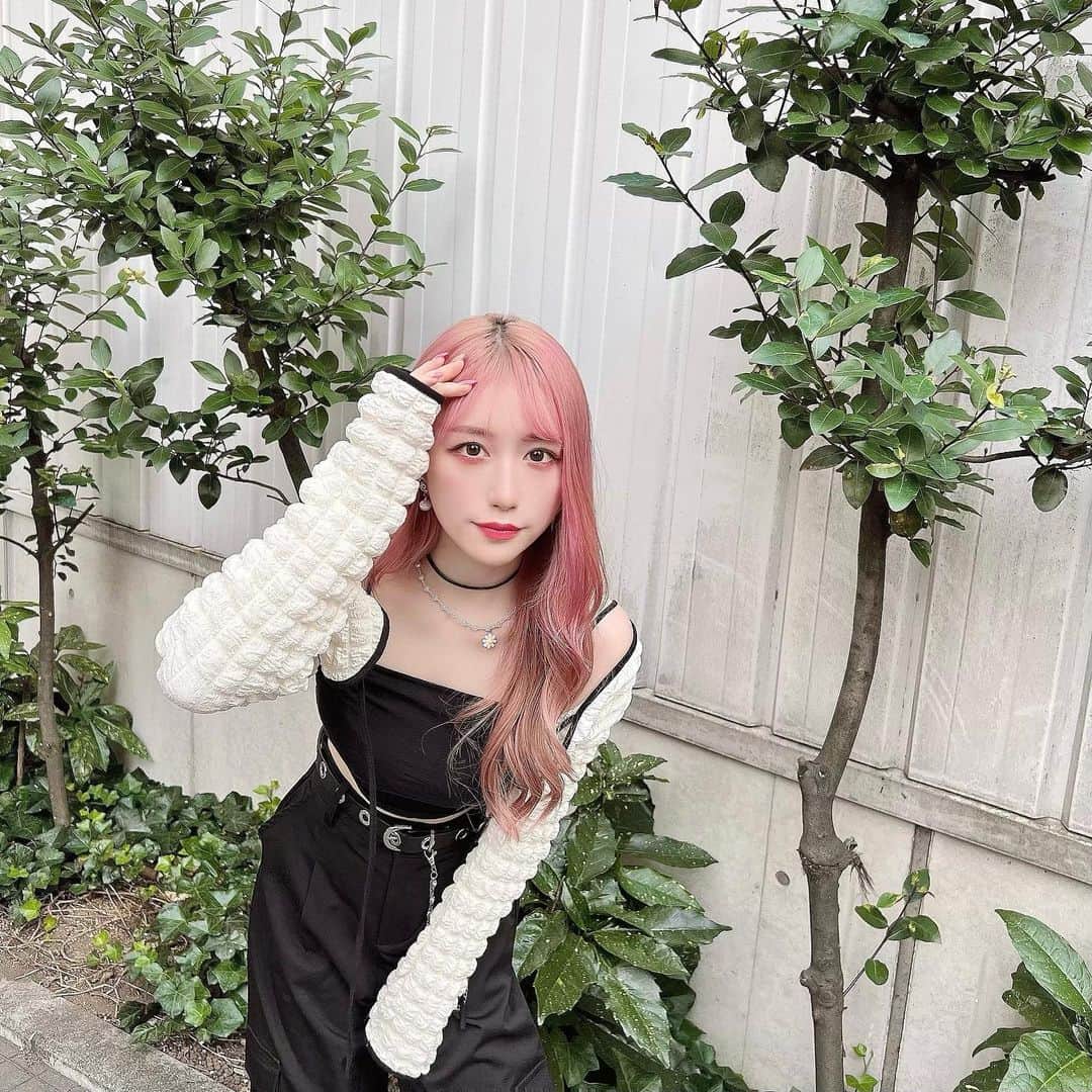 海羽凜のインスタグラム：「_  あんにょん 🌾🤍🌷 クロップトップ 生地ふわふわでかわいいよ ☺︎  #셀카  #얼스타그램 #교복　#코스프레  #粉红色 #可爱 #ピンクカラー  #韓国 #韓国語勉強 #韓国ファッション #ワンホン  #網紅 #ガールクラッシュ #ヨシンモリ #ﾘﾝﾎﾟﾄ #y2k」