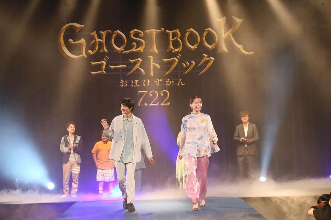 城桧吏のインスタグラム：「昨日は『ゴーストブック おばけずかん』の完成披露試写会でした！お越しいただいた皆さんありがとうございます😊  久しぶりの舞台挨拶でしたし、あれだけ大きい会場は初めてだったのでとても緊張しましたが、舞台挨拶を一緒にしたみんなや、皆さんの拍手のおかげでとてもリラックスして楽しく終えることが出来ました🥰  こうして皆さんに見てもらえる機会が増えてとても嬉しく思っています！😚 昨日来れなかった方もこれから見れるので楽しみに待っていてください！  #ゴーストブックおばけずかん  #ゴーストブック #おばけずかん  #城桧吏  #kairi #jo」