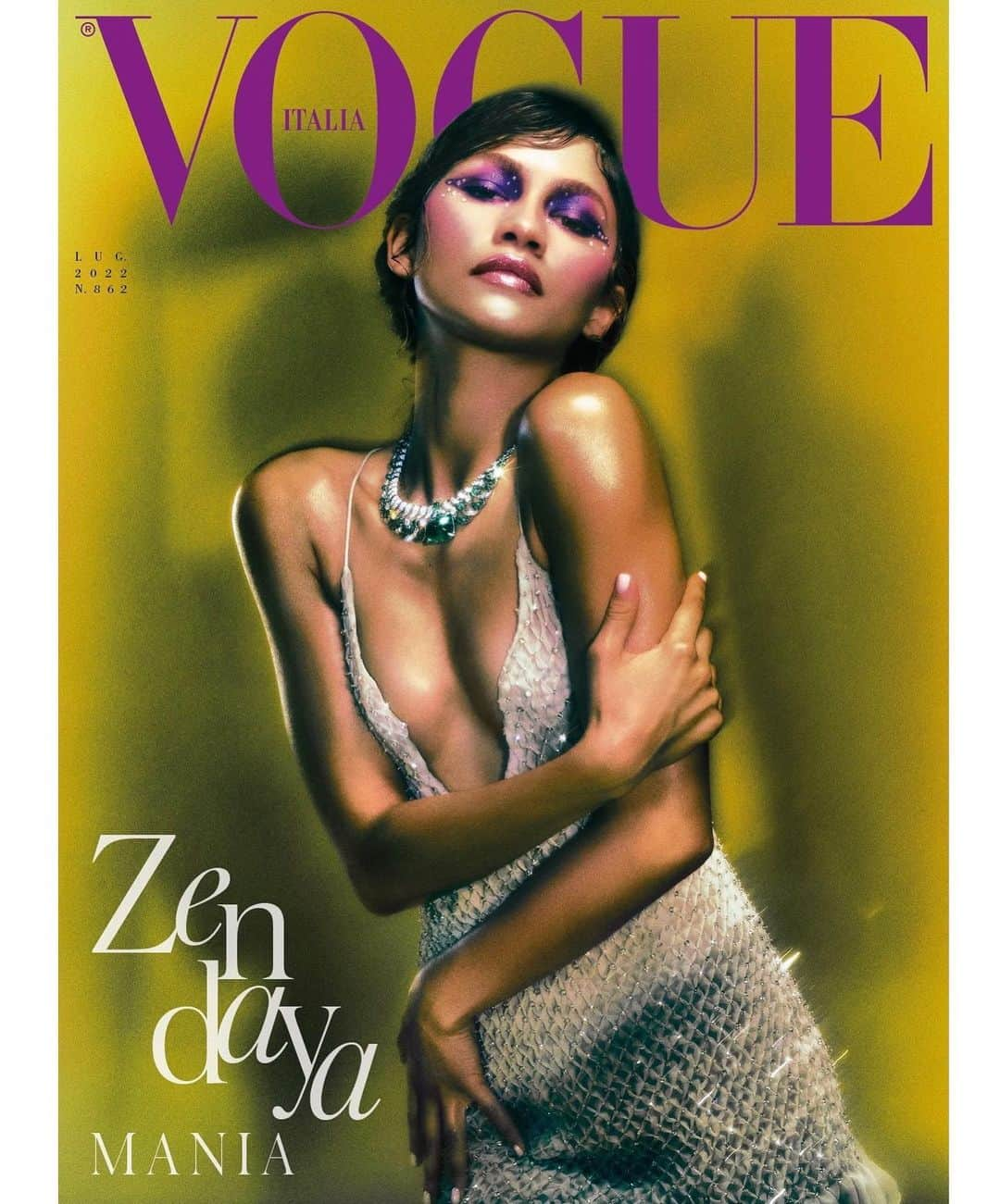 ゼンデイヤのインスタグラム：「Such a dream shooting this cover, thank you so much @vogueitalia for having me✨  Shot by the incredible @elizavetaporodina」