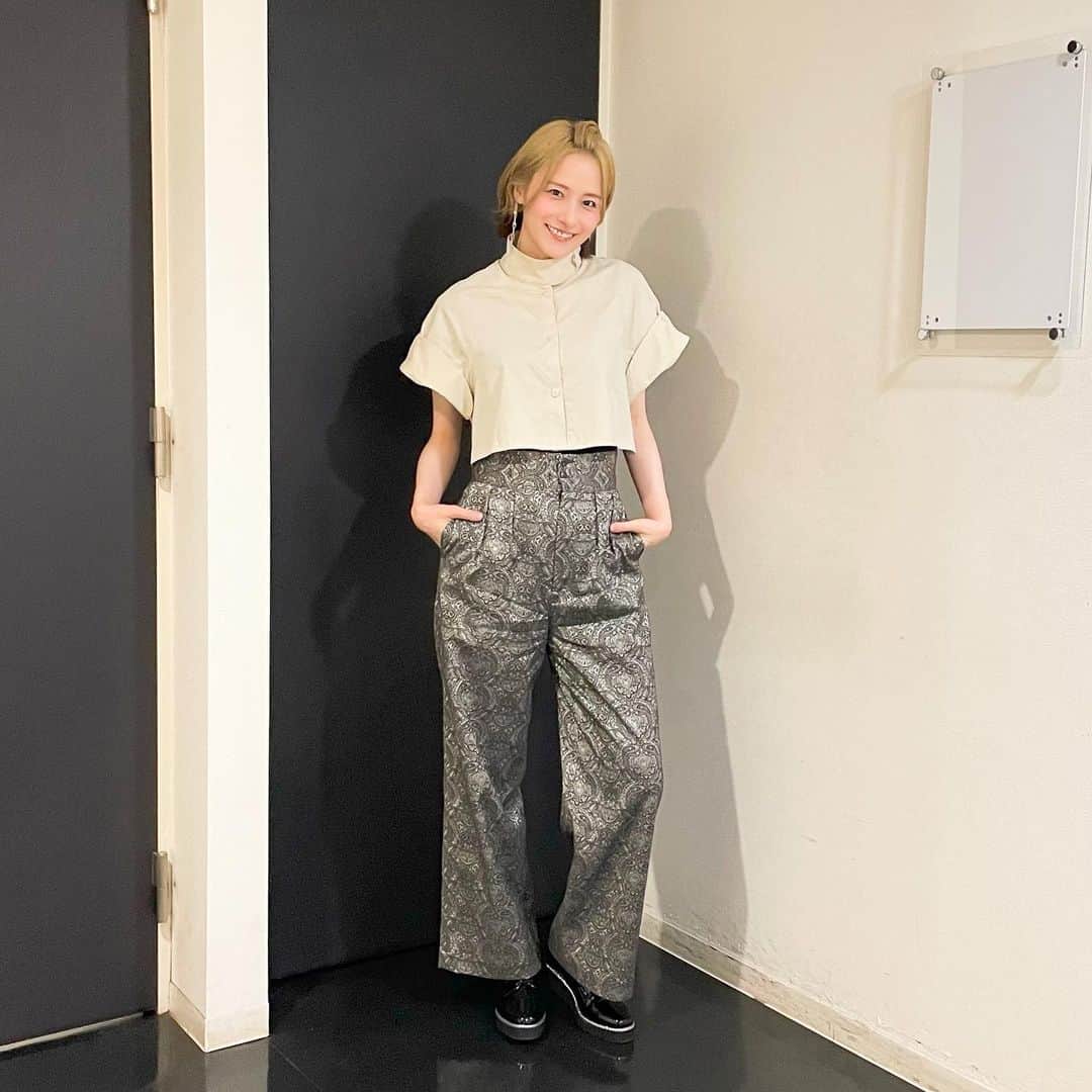 のインスタグラム：「ㅤㅤㅤㅤㅤㅤㅤㅤㅤㅤㅤㅤㅤ 『BSイレブン競馬中継 SUNDAY』 (2022.05.26分)のお衣装です☻ ㅤㅤㅤㅤㅤㅤㅤㅤㅤㅤㅤㅤㅤ #衣装戦隊ミヤジマン  トップス♥︎#ekcookies  パンツ♥︎#limue  ㅤㅤㅤㅤㅤㅤㅤㅤㅤㅤㅤㅤㅤ トップスもパンツもすごく好き！ かっこよき！！！ 東さんにも褒められたよ〜😋 ㅤㅤㅤㅤㅤㅤㅤㅤㅤㅤㅤㅤㅤ スタイリストさん→ @stylist_sanae_ymsk_  #衣装 #ootd #bs11 #bsイレブン競馬中継 #競馬 #競馬女子 #umajo #宮島咲良 #ミヤジマン #ぼっち戦隊ミヤジマン」