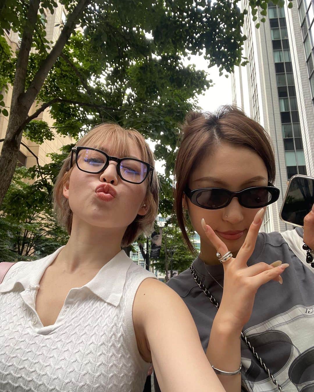 柚月瀬那のインスタグラム：「金髪の時の私とよーこたんとの写真🤳💗 金髪に黒メガネ好きやねんなぁ🥸 このメガネブルーライトカットも入っててお気に入りです🫶🏻　@tomford」