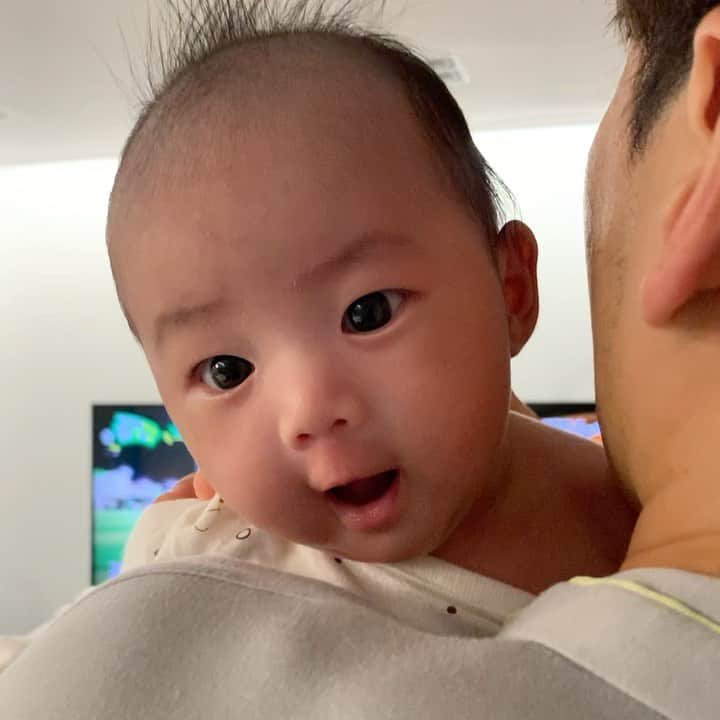 キム・ダヘのインスタグラム：「예전엔 시네마틱모드로 태리 많이 찍었었는데... 지금은 못찍네.. ( 가만히 안있어서 )  불과 몇개월전인데도 이렇게 다른 아기같아요!!!! 😭 너무너무 귀엽다... 시간지나고보면 더 귀엽고 저때 왜 그렇게 힘들어했는지몰겠고..  이렇게 시간은 지나갑니다.. 육아팅💛💛💛」