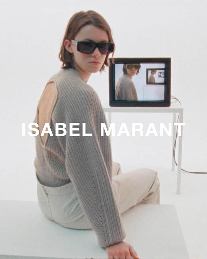 イザベルマランのインスタグラム：「Introducing new bold silhouettes for fall. Printed pieces, radical tailoring, statement knitwear: discover the #IsabelMarantFW22 Pre-Collection by heading to the link in bio.    Video by @thibdg    #IsabelMarant」