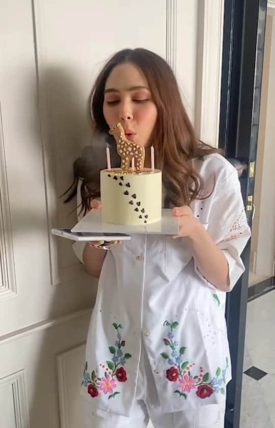 Araya Alberta Hargateのインスタグラム：「41🎂」