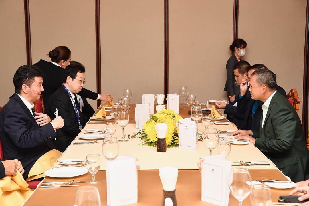岸信夫さんのインスタグラム写真 - (岸信夫Instagram)「6/21 フン・マネット カンボジア陸軍司令官との夕食会 彼はフン・セン首相の長男で、次期首相に指名されている人物です。」6月29日 1時03分 - kishi_nobuo