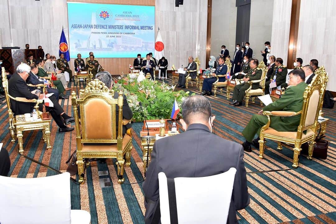 岸信夫さんのインスタグラム写真 - (岸信夫Instagram)「6/22 日ASEAN防衛担当大臣会合＠カンボジア国防省 ①  開催国のカンボジア🇰🇭他、インドネシア🇮🇩、ブルネイ🇧🇳、ベトナム🇻🇳、シンガポール🇸🇬、フィリピン🇵🇭、マレーシア🇲🇾、タイ🇹🇭、ラオス🇱🇦、ミャンマー🇲🇲の代表者とお会いする事が出来、大変有意義な時間でした。」6月29日 1時10分 - kishi_nobuo