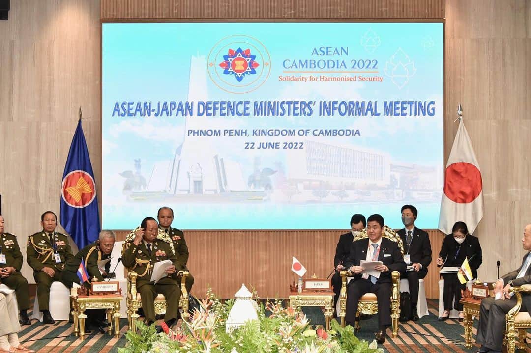 岸信夫さんのインスタグラム写真 - (岸信夫Instagram)「6/22 日ASEAN防衛担当大臣会合＠カンボジア国防省 ①  開催国のカンボジア🇰🇭他、インドネシア🇮🇩、ブルネイ🇧🇳、ベトナム🇻🇳、シンガポール🇸🇬、フィリピン🇵🇭、マレーシア🇲🇾、タイ🇹🇭、ラオス🇱🇦、ミャンマー🇲🇲の代表者とお会いする事が出来、大変有意義な時間でした。」6月29日 1時10分 - kishi_nobuo