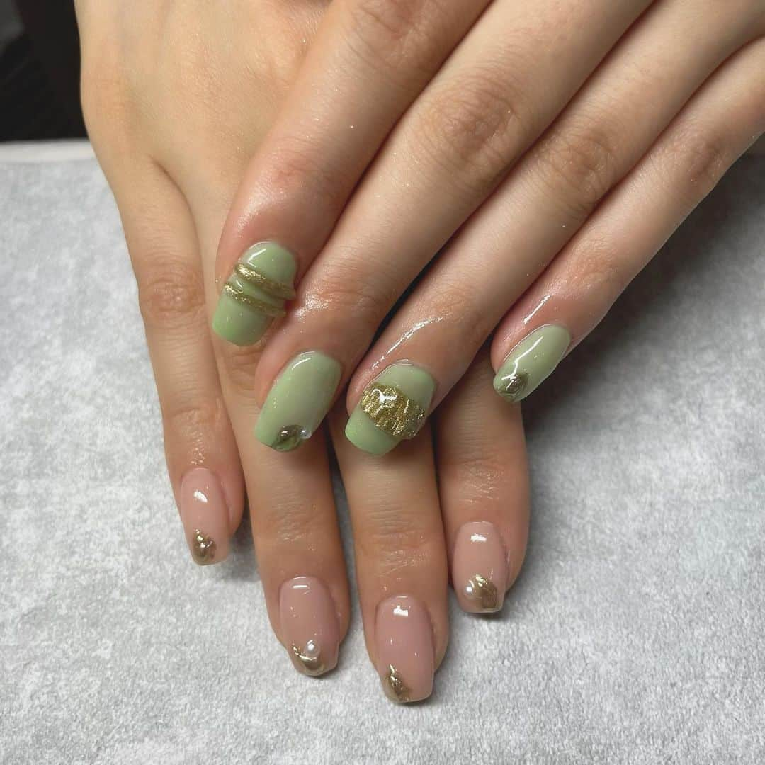 加美杏奈さんのインスタグラム写真 - (加美杏奈Instagram)「･ New Nail💅❤︎  久しぶりにショートネイル☺︎ ピスタチオカラーってやっぱ可愛い🥹！  #ショートネイル#ニュアンスネイル#ピスタチオカラー#ミラーネイル#左右非対称ネイル」6月29日 11時51分 - anna.kami3