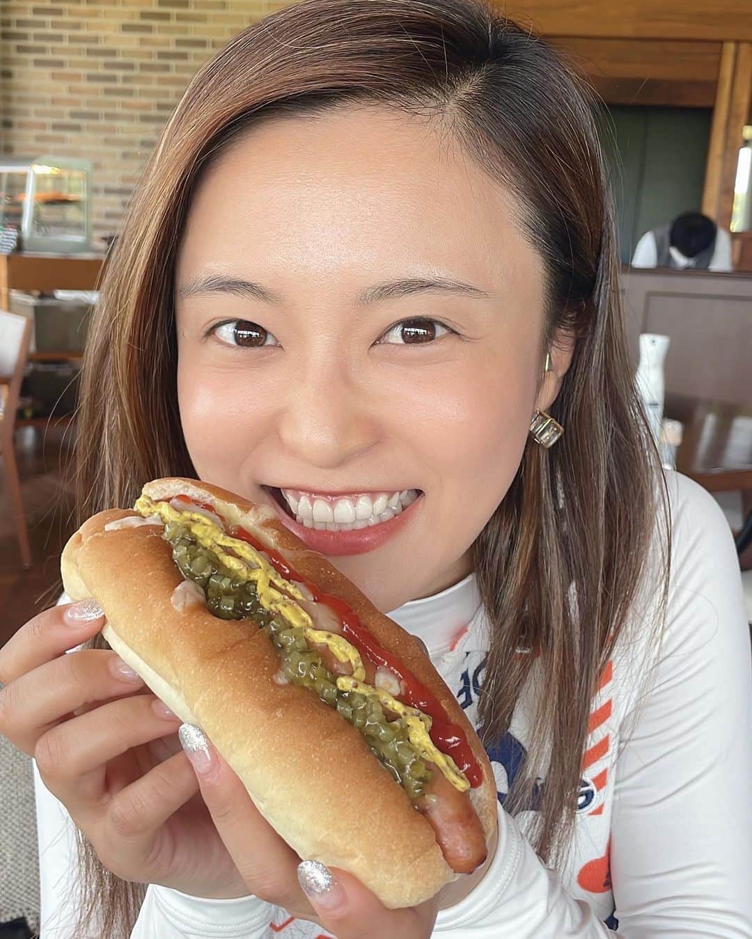 のインスタグラム：「🌭 眉毛描くの忘れた😂」