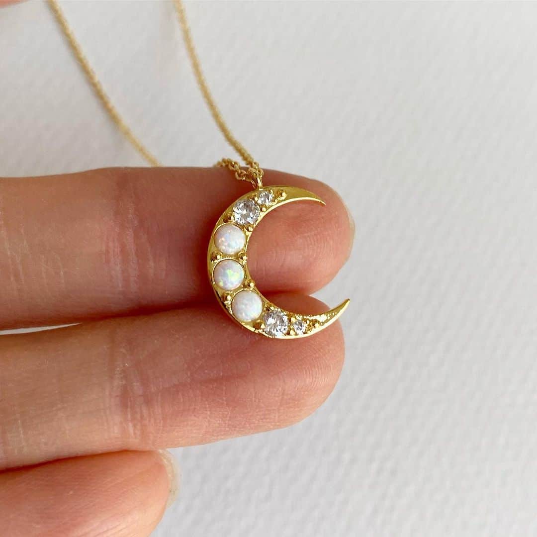 さんのインスタグラム写真 - (Instagram)「Dainty jewelry! #jewelry #fashion #trend #ootd #everyday #La #necklace #crecentmoonnecklace #opal #opalnecklace」6月29日 4時14分 - meekind_com