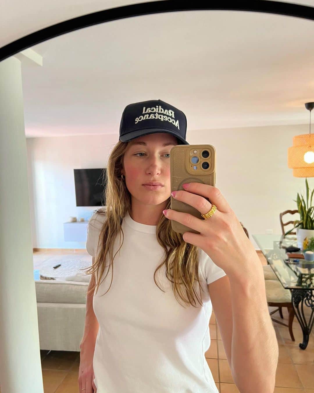 カースタ・ロウのインスタグラム：「mantra ✨ (thanks for the hat rec @sarahnimptsch ☺️) #radicalacceptance」