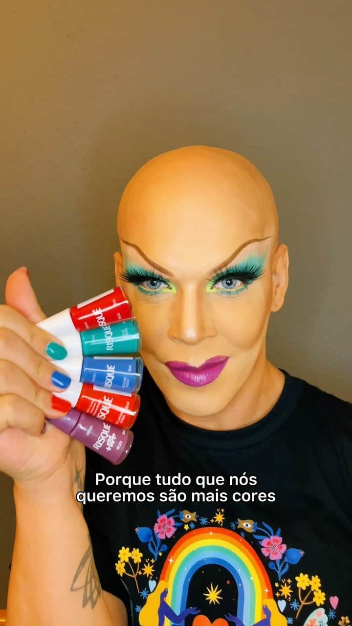 Risqueのインスタグラム：「Hoje é o Dia Internacional do Orgulho LGBTQIAPN+ e @risqueoficial @cotybrasil me convidou para falar um pouco sobre a importância da liberdade de se expressar na nossa comunidade como parte do projeto #OrgulhoColorido. Expressar-se é mostrar que existimos e que vamos continuar aqui. E de que forma nós nos expressamos como comunidade? Através das cores. É lindo ver as mais variadas cores se juntando para formar as nossas bandeiras . E a maneira que eu escolhi me expressar hoje é como muitas pessoas carregam mensagens e afirmações: através das unhas, porque o meu orgulho é colorido!   #Risqué #TáNasNossasMãos #OrgulhoColorido #DiaDoOrgulho #UnitedWeShine #UnidosNósBrilhamos #publicidade」
