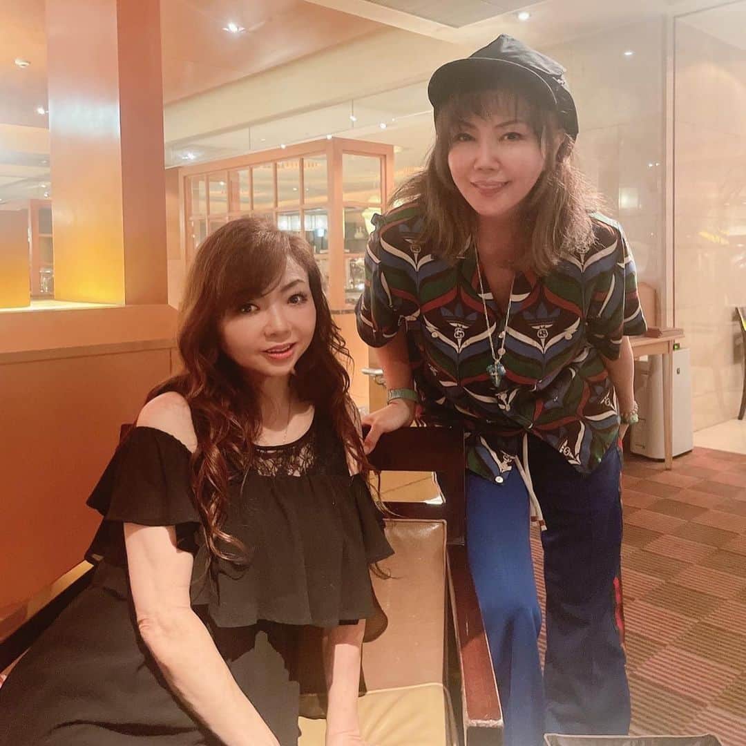 のインスタグラム：「菜摘ちゃんとお茶だけしました🫖 お互い忙しく、なかなか会えずで弾丸トークでした❗️  写真だけマスク取りました☺️  #ハイヒールモモコ #👠 #👠🍑 #CHANEL #シャネラー #グルメ #アメブロ  #YouTube #モモコ新聞  #小川菜摘 ちゃん #弾丸トーク #久しぶり」