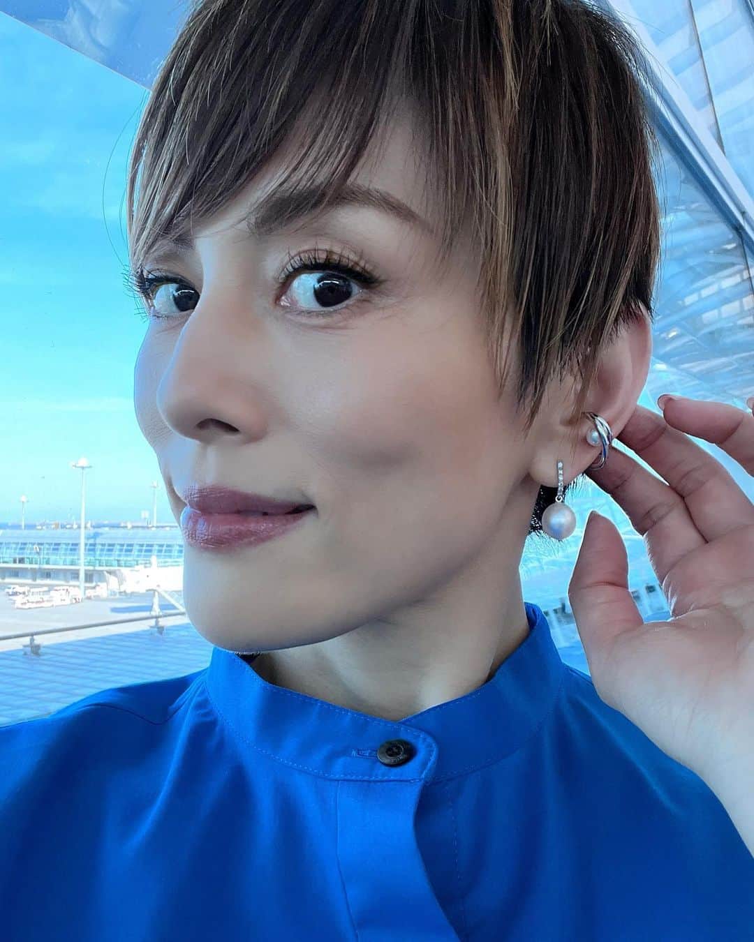 米倉涼子のインスタグラム：「パールは私の必需品アイテムです♪ そしてコレは最近の私のお気に入り！ パールは疲れている時もお顔をトーンアップしてくれるんですって！ なんて優れものなのっ😍！ ⁡ Pearl is indispensable in my life! And this is my recent favorite! Pearl will tone up your face even when you're tired! What an excellent thing👏  @official_mikimoto  @funempire_official  #パール  #今日も1日頑張ろう」