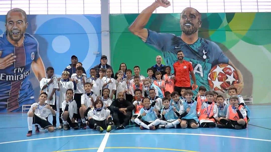 ルーカス・ロドリゲス・モウラ・ダ・シルヴァのインスタグラム：「Muito feliz e realizado com o Soccer Camp que fizemos na @l7lifeclub! . Um dia de muita diversão e competição para a criançada. Momentos que ficarão gravados em minha memória e só tenho a agradecer a todos que tornaram este dia possível.  . Meus familiares, meu staff, todos da L7, os convidados especiais e parceiros do Soccer Camp, meu MUITO OBRIGADO e que DEUS abençoe vocês!   Obrigado, @abek88_construtora  @playharvus  @gufo_styles  @quintadospinhais  @l7lifeclub  @adidas」