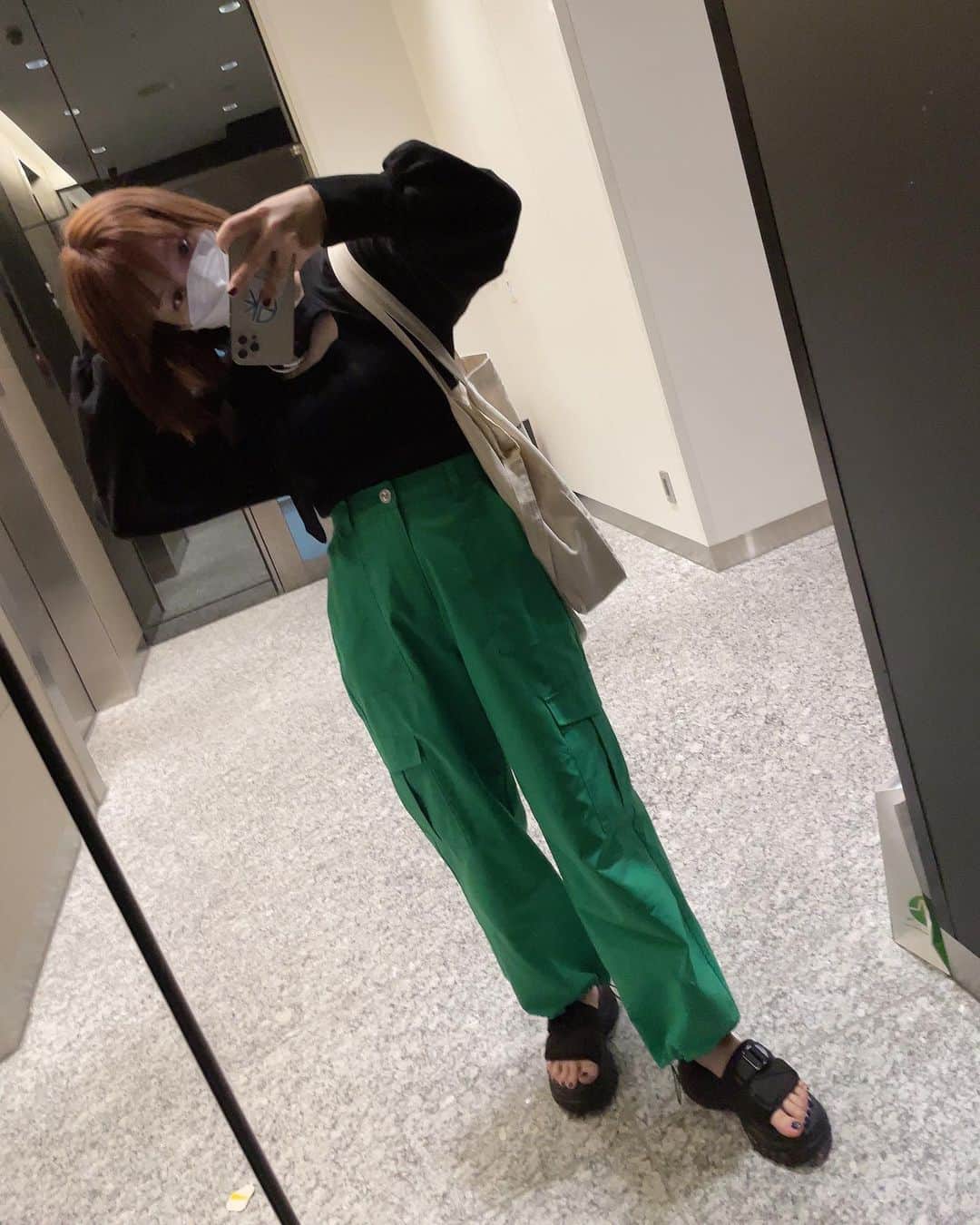 愛美のインスタグラム：「春に履こうと思ってたら夏になったカラーパンツ  #ootd #私服 #jeanasis #zara #tokyo_bank #shein #パーカー声優」