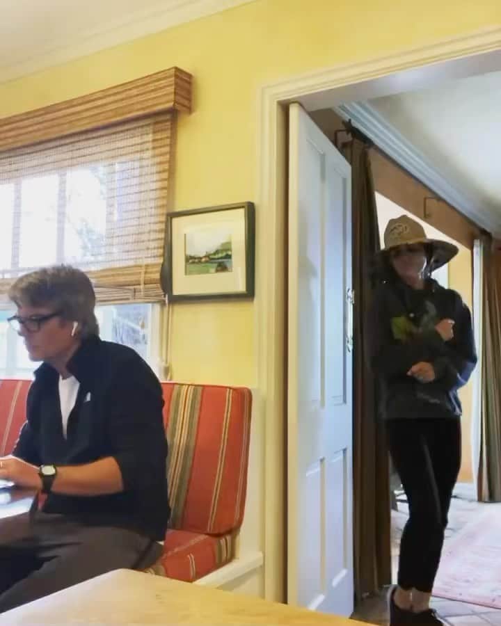 リサ・リナのインスタグラム：「We all need to giggle.  This always does it. 😊🥳🤗」