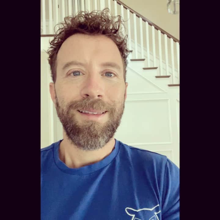 T・J・サインのインスタグラム：「And the journey begins!!! Wish us luck! 🤞🙏🙌✨ You got this Mamma! 🧸 🌻😀」