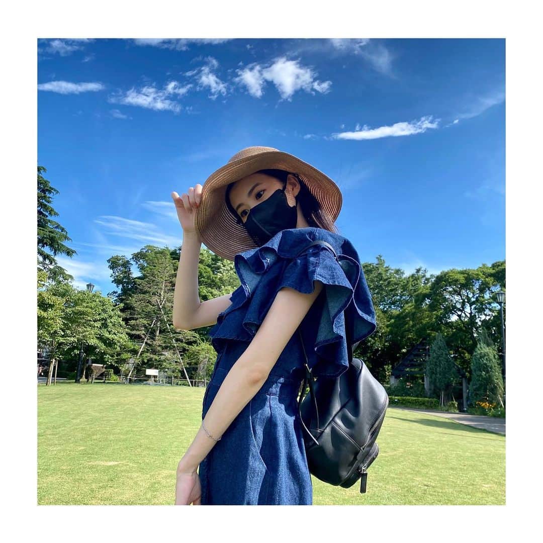 大島璃音のインスタグラム：「紫陽花お散歩👒  梅雨明けして30℃を超える厳しい暑さの中でしたが、 様々な種類の紫陽花を見ることが出来ました！どれも可愛い🥰  最後の写真は手の先にカシワバアジサイ☘️ 好きな種類だからこそ見て一緒に撮って楽しみすぎて単体で撮るの忘れてしまった、、悔しい🙃  お花にも人間にも酷な暑さとなっています。無理せずに。 こまめな水分補給を心がけていきましょう🧊」