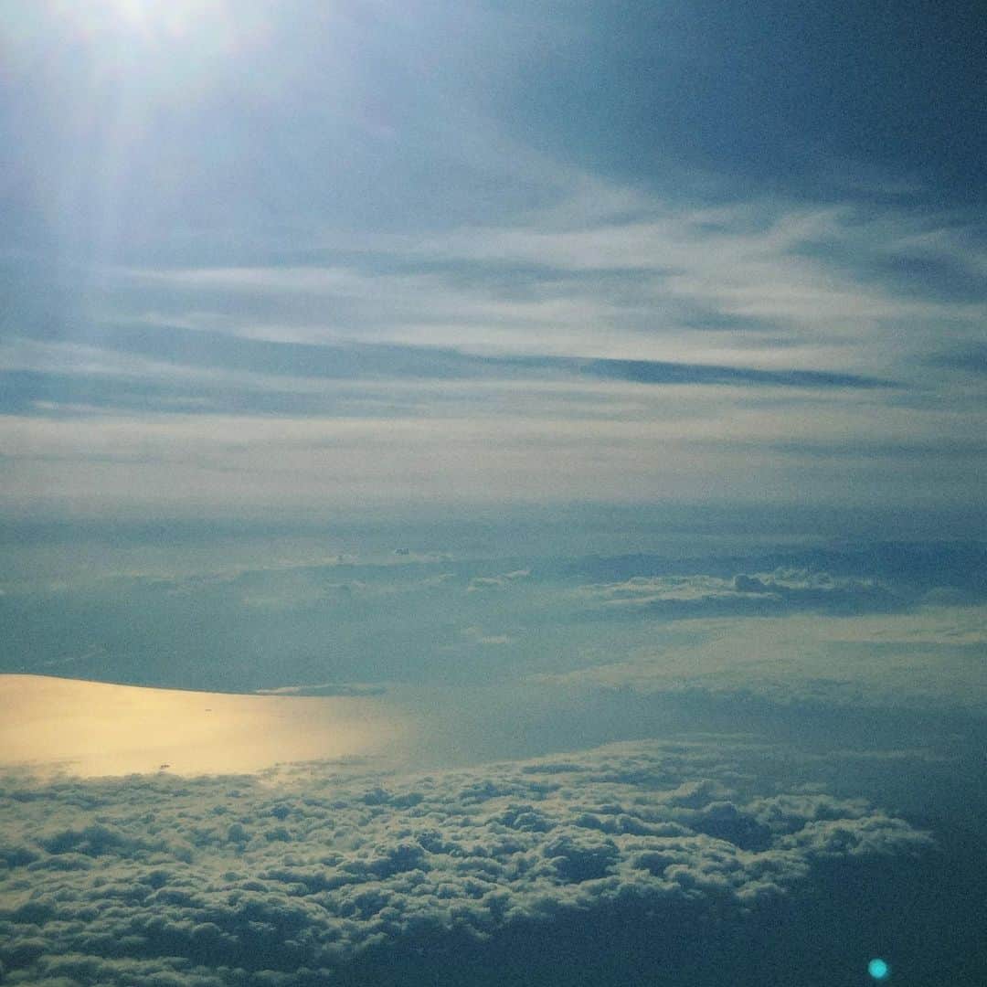 のインスタグラム：「空です。 飛行機が上陸する瞬間の体に圧がかかる感じが、ヨイ！」