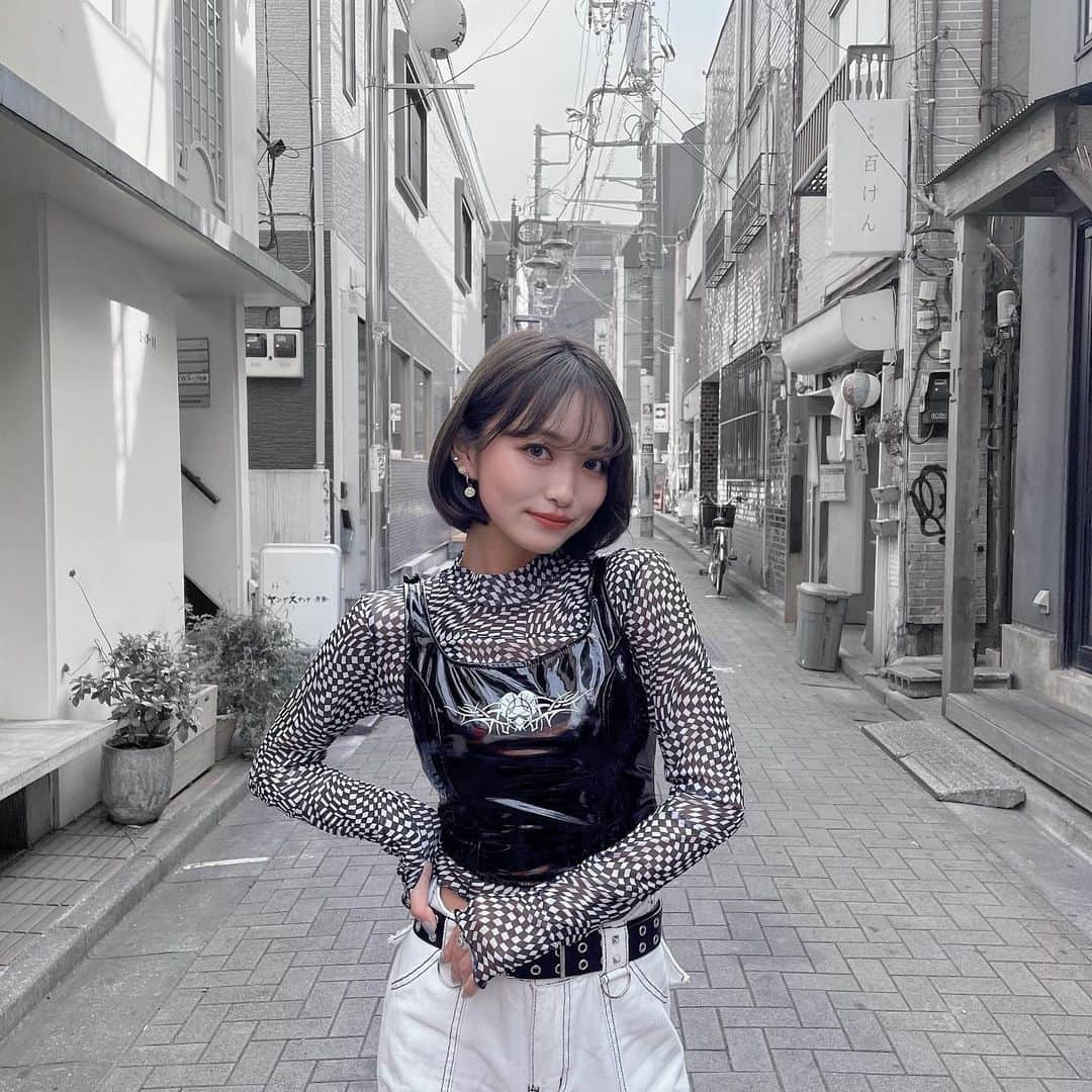のインスタグラム：「🖤🃏🤍 ・ ・ 夏って普段着ない派手な服着たくなる☺︎ ・ ・ ・ ・ ・ ・  #韓国ファッション #韓国ストリート #プチプラコーデ #夏コーデ #ファッション #夏服 #오오티디 #선팔 #패션스타그램 #인스타 #좋아요 #맞팔 #선팔 #인친 #패션 #데일리 #ootd #outfitoftheday #ootdfashion #outfit #dailylook #fff」
