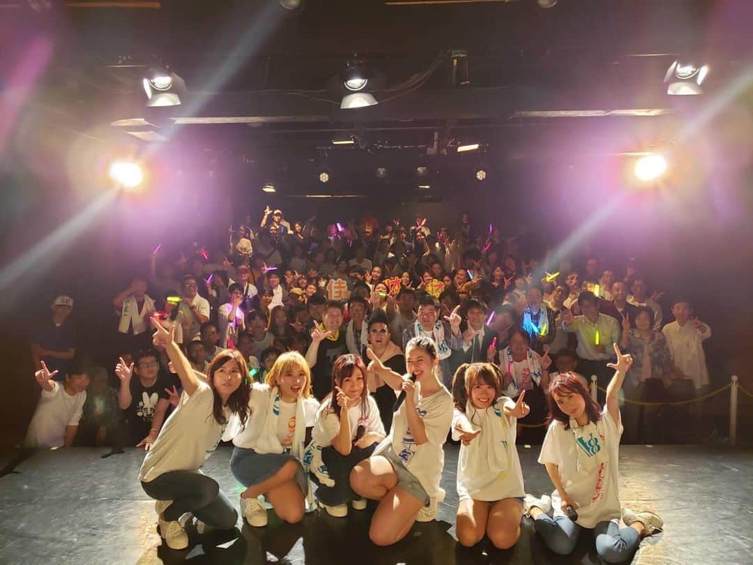 のインスタグラム：「80000人フォロワーありがとう😊  大好きな8の数字が来たから大好きな写真を載せる🤳  この写真は私が卒業した時の最後のライブ。ほんとに楽しかったなあ。  全て笑い話になっていくから大丈夫。と この写真を見ておもう笑笑」