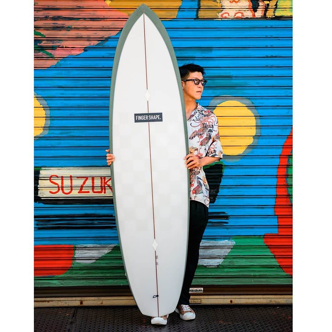 駿河太郎のインスタグラム：「78’同じ年のsurfboard shaperの浩太と あーだーこーだ言いながら 作り上げたミッドレングス  結局5本くらい 試行錯誤を繰り返し 完成した僕model のミッドレングス 「loose  diamond magic」が  releaseされました  オリジナルディケールも出来上がり かなりいい感じです😆  ナローなノーズに 程よくワイドで尖りすぎない looseなdiamond tail  センターは厚みを持たせつつも Railは落としてターンの引っ掛かりも少なく、ロングからミッドに挑戦したい方や、ショートからちょっと長めに挑戦したい方と、誰でも楽しめる板が出来上がりました😭 巻きも軽めに仕上げてるので テイクオフの速さと操作性は抜群‼️  オススメは シングルかボンザー仕様  僕はシングルは7.7 ボンザーは6.11で作りました  シングルなら 8.0〜7.0くらい  ボンザーなら 7.6〜6.6  がオススメです‼️  I made this surf board with @fingershape    this model called  “ loose diamond magic "  you can choose  single or bonzer.  recommendation length  single tuning 8.0〜7'0"  bonzer tuning 7'6"〜6.6  model : MIDDLE FINGER"series" Loose Diamond Magic  Directed : by Taro Suruga Photo : @ry0shimizu  Logo design : @sulif_archive  Shaped by : @kota__yokoyama   オーダーは　@fingershape  まで お問い合わせください」
