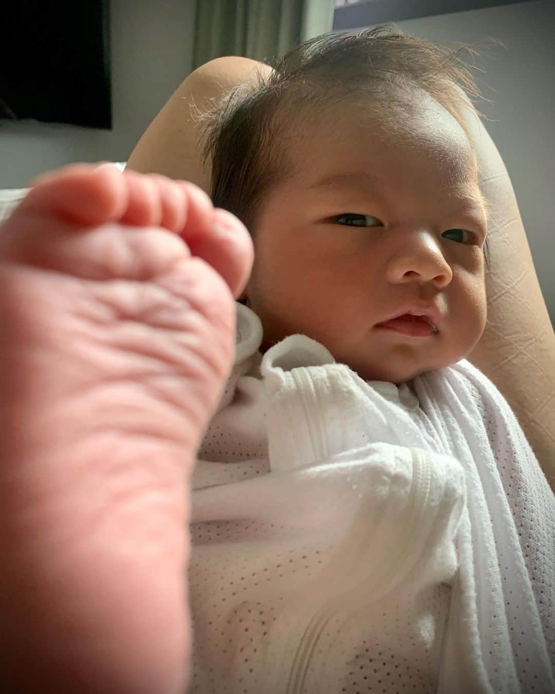 シン・ソンウのインスタグラム：「‘나 태어난지 16일 된 사람이다 ‘ 😄😄 표정  참😅…. #신성우 #shinsungwoo #육아」