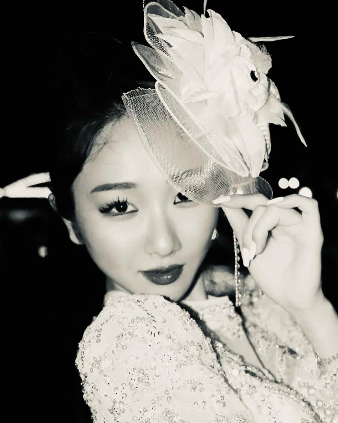 熊野あゆ（澄川鮎）のインスタグラム：「. . Parisでソロウェディングphoto撮影中に 通りすがりの一眼レフ持った人が 撮ってくれたとっておきの1枚❤️ . 白黒とカラーどっちが好き？ . ちなみに私のロック画面は白黒✨ . . . #paris #solowedding #weddingphotography #photography #france」