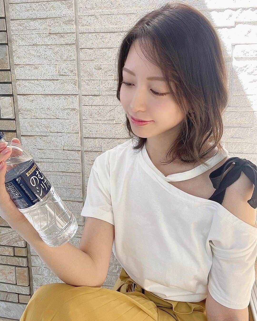 のインスタグラム：「私が愛飲してる物の中で定番と化してる のむシリカ ◡̈*.。 　 　 これはインスタ載せるたびに 同じく飲んでるフォロワーさん方からのコメントも多いんよね‪‪ ♡♡ 　 　 しかも お水が好きで毎日飲んでる私はいつも買う時に 基本キャンペーンしてるタイミングでまとめ買いをするんだけど、 　 今、20%オフキャンペーンしてて 2箱以上は送料無料にもなってるから 水分補給が欠かせない今のタイミング要チェックなんだよ💞✊🏻 ̖́- 　 ⚑⁎∗ @nomusilica_official  　 　 皆さん( ¨̯ )🍀 熱中症とか体調には本当気をつけながら過ごしていきましょうね！ 　 　 #シリカ #シリカ水 #のむシリカ #supported #ナチュラルミネラルウォーター #霧島天然水 #美容 #デトックス #ダイエット #ケイ素」